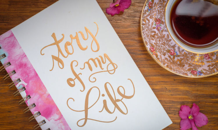Ein Tagebuch, auf dem Story of my Life steht, liegt auf einem Tisch.
