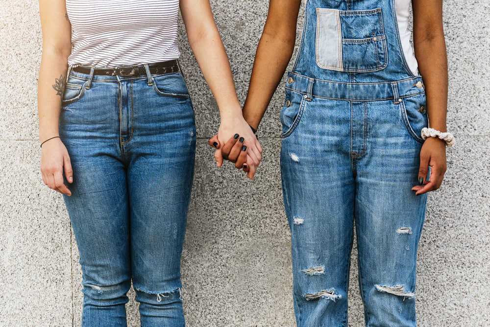 Zwei Mädchen halten sich an den Händen